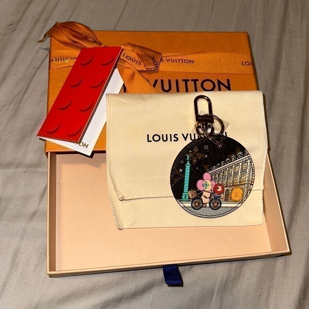 NWT Louis Vuitton 2022 Holiday Illustrate Paris Bag Charm& Key Holder-Li…